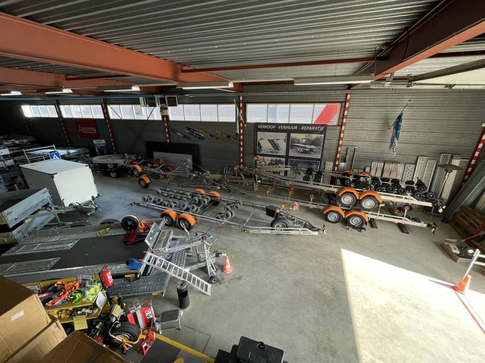 De hal van Westhoff met boottrailers, aanhangwagens en gereedschap
